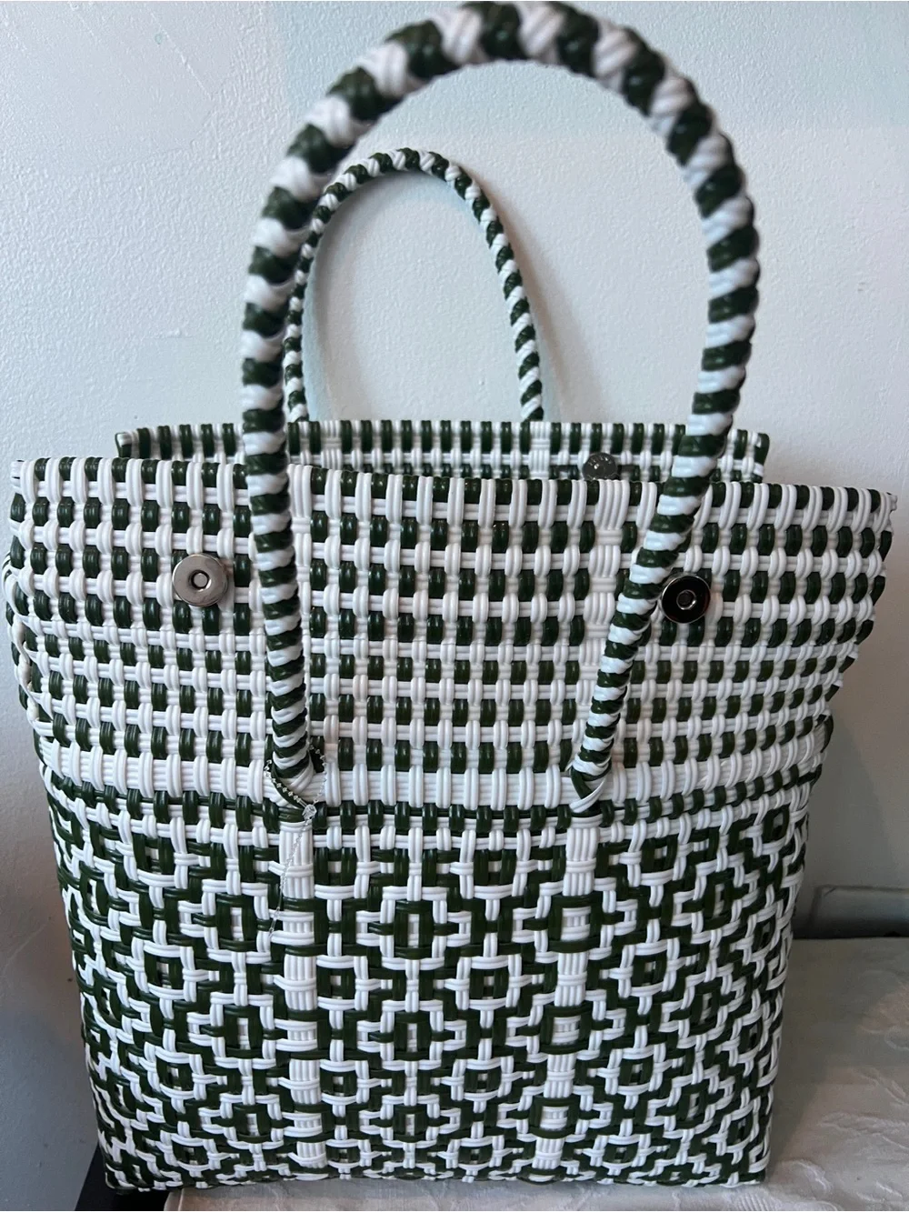 Woven Green and White Tote Bag with Tassel By Valerosa - Picture 4 of 8